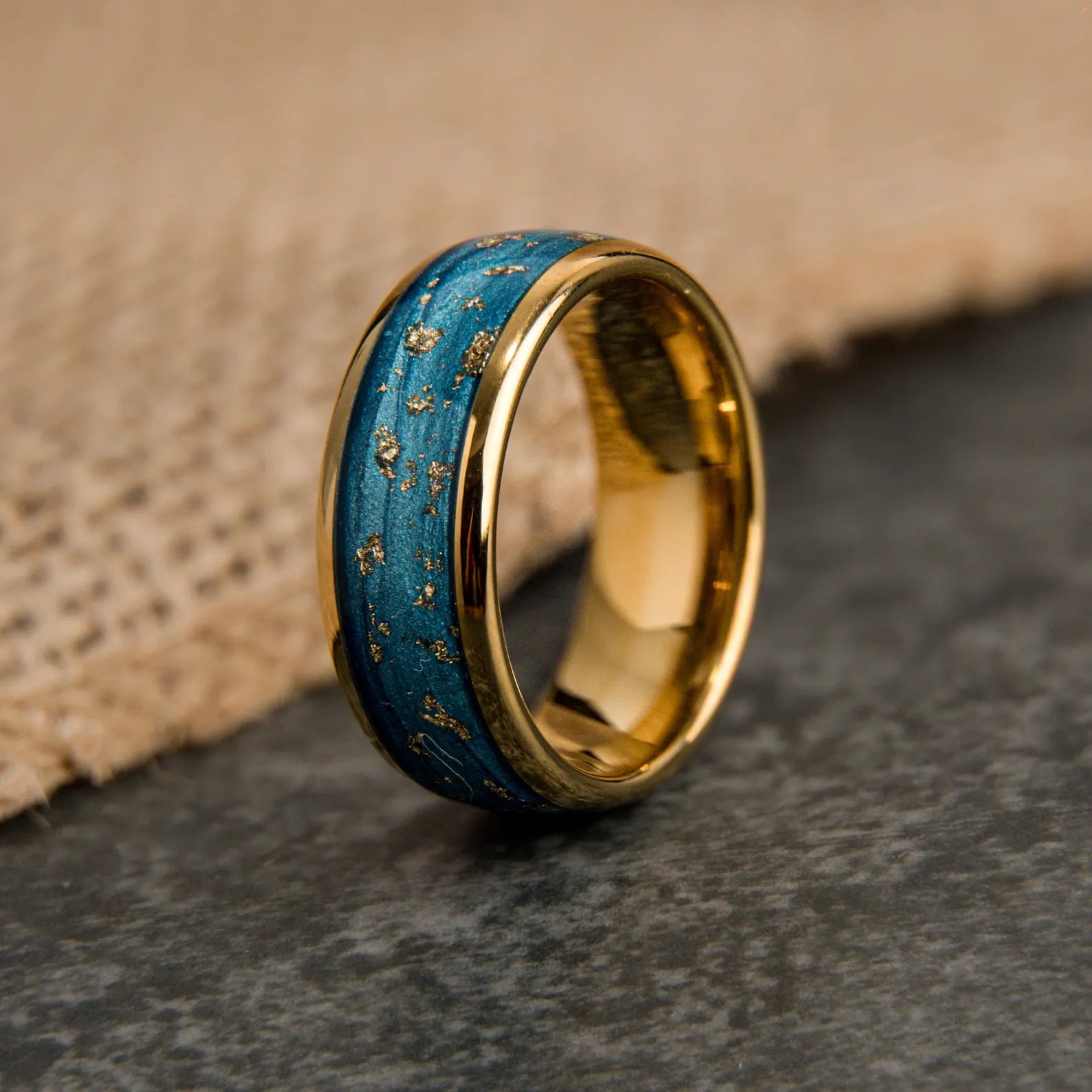 Ozeanblauer Herrenring mit goldenem Glanz, 8 mm Breite, Edelstahl mit blauem Inlay und goldfarbenen Partikeln - Stellar Forge