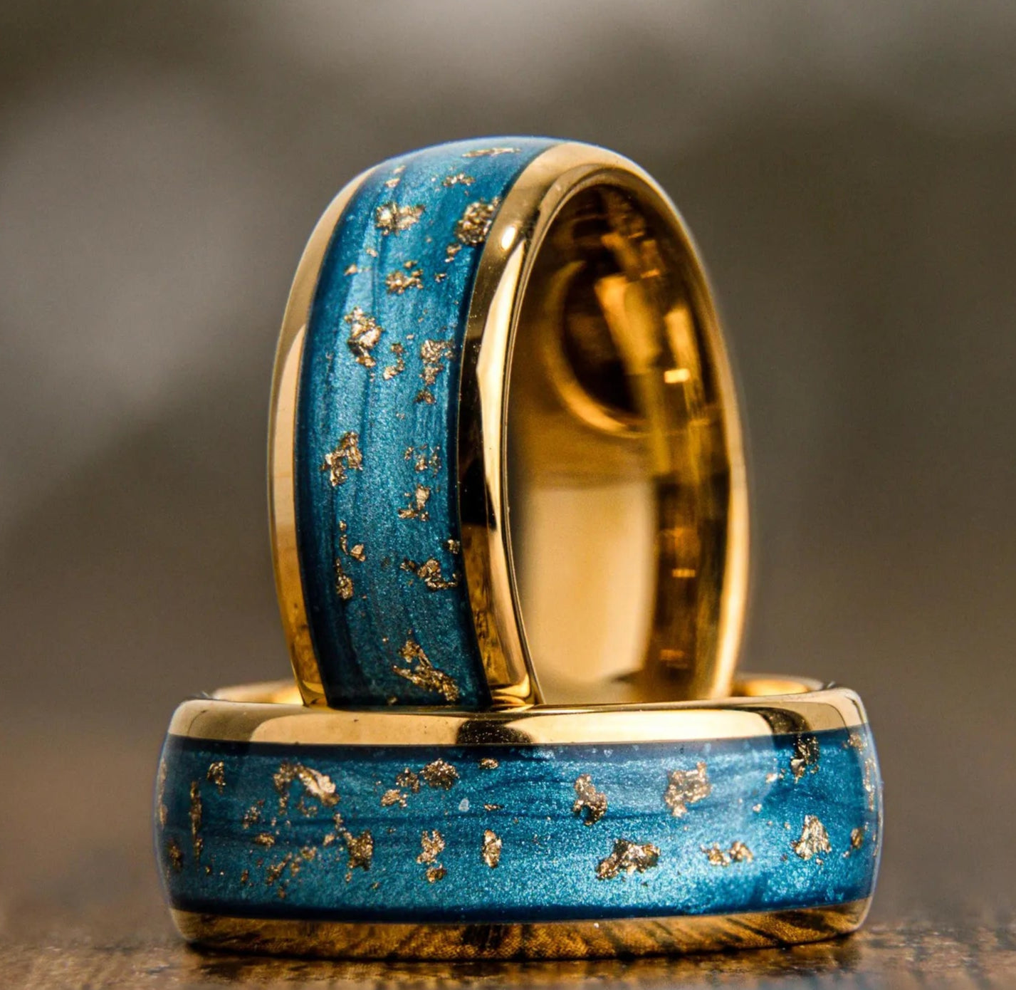 Ozeanblauer Herrenring mit goldenem Glanz, 8 mm Breite, Edelstahl mit blauem Inlay und goldfarbenen Partikeln - Stellar Forge Rings