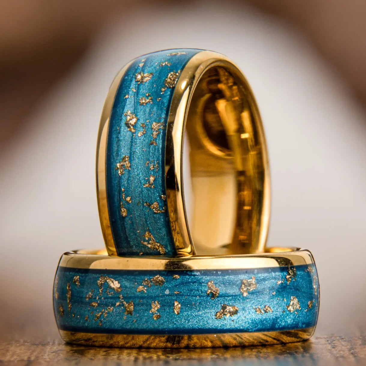 Ozeanblauer Herrenring mit goldenem Glanz, 8 mm Breite, Edelstahl mit blauem Inlay und goldfarbenen Partikeln - Stellar Forge Rings