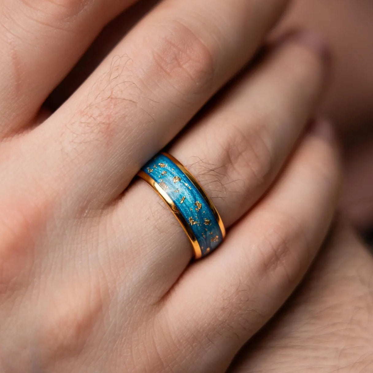 Ozeanblauer Herrenring mit goldenem Glanz, 8 mm Breite, Edelstahl mit blauem Inlay und goldfarbenen Partikeln - Stellar Forge Rings