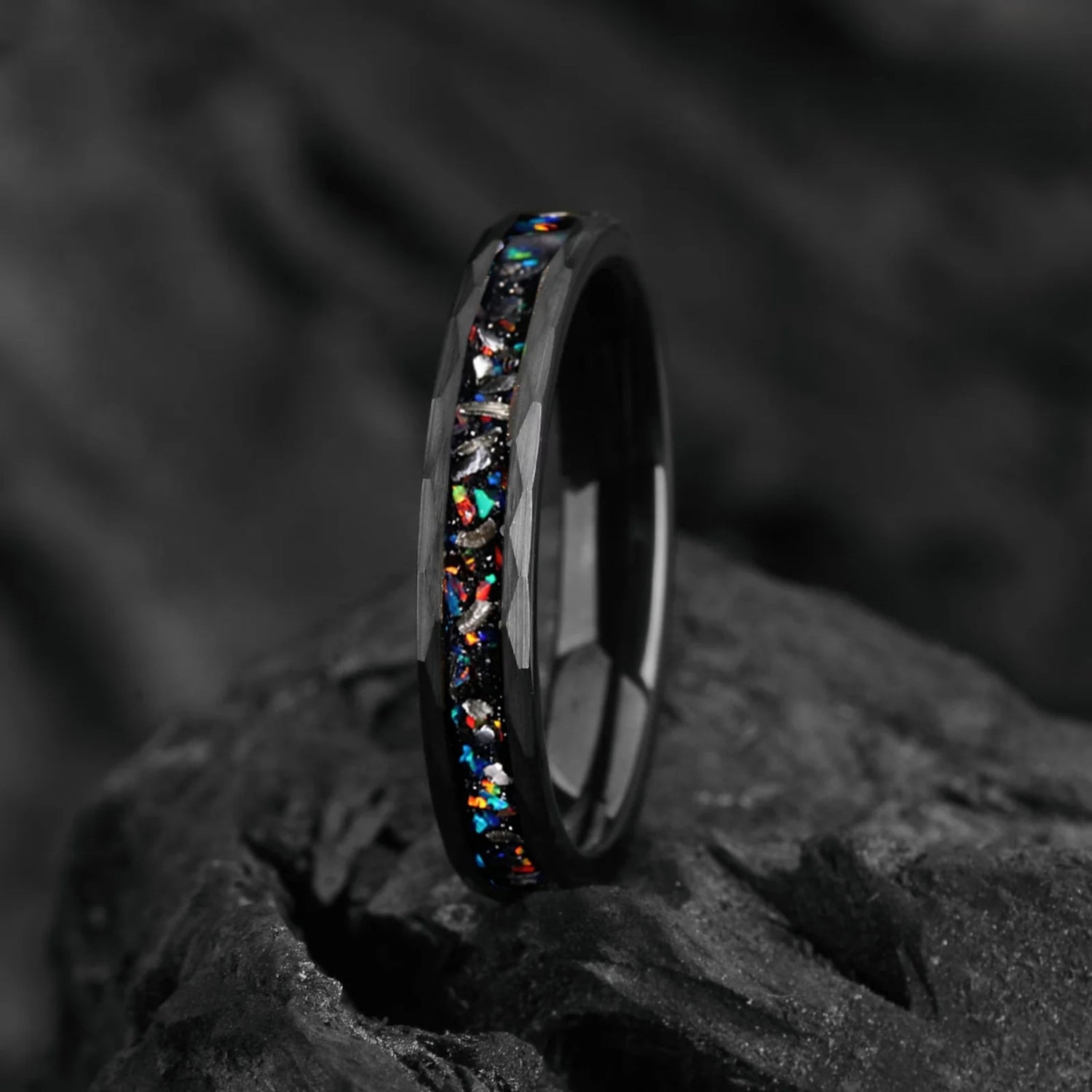 Schwarzer Meteoritenring mit Galaxie-Opal – 4 mm
