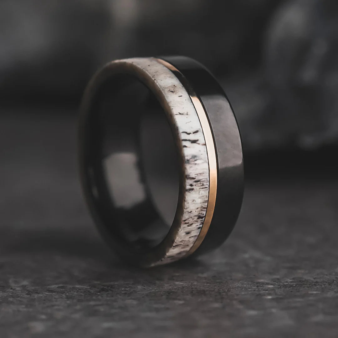 Der Blacktail 8 mm Ehering für Herren und Damen verfügt über einen polierten schwarzen Wolframcarbid-Ring mit einer versetzten ästhetischen Einlage aus 14-karätigem Roségold.