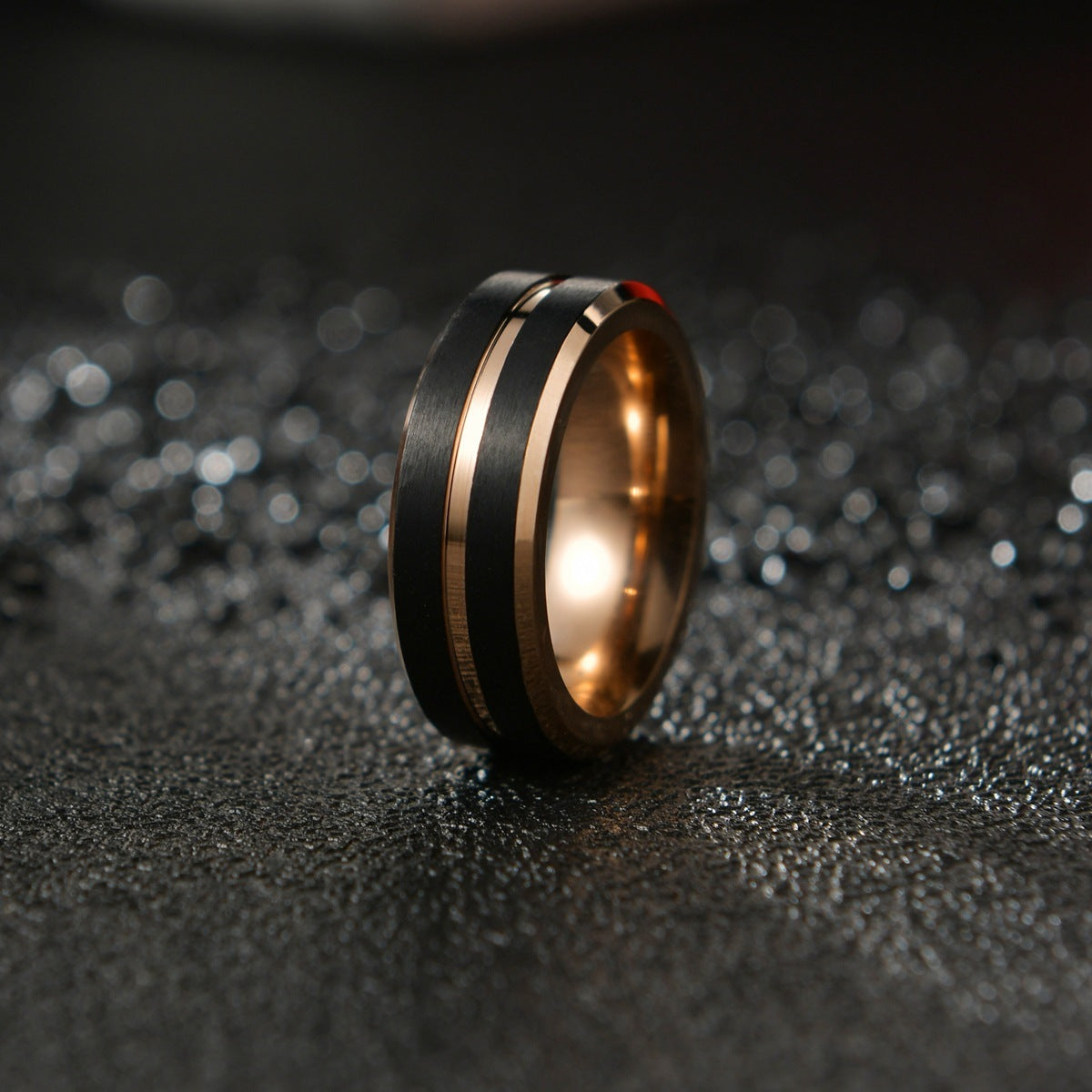 Herren-Wolframstahl-Ring in Roségold und Schwarz, 8 mm.