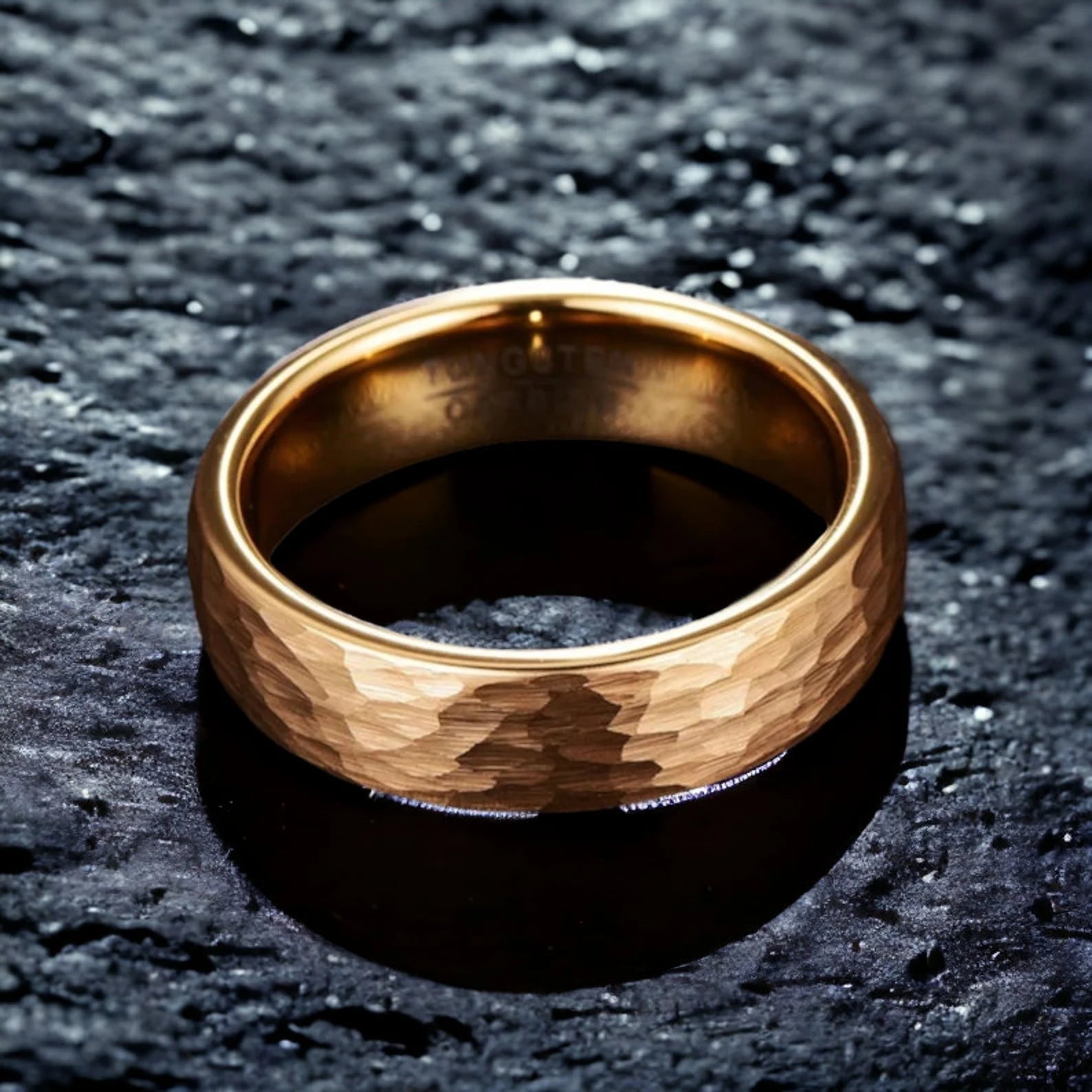 Handgefertigter Ring aus Gelbgold und gehämmertem Wolfram – 18K Gelbgold-Trauring, Herren-Verlobungsring, gehämmerter Ring, goldener Wolframring, Herren-Trauring, 6 mm