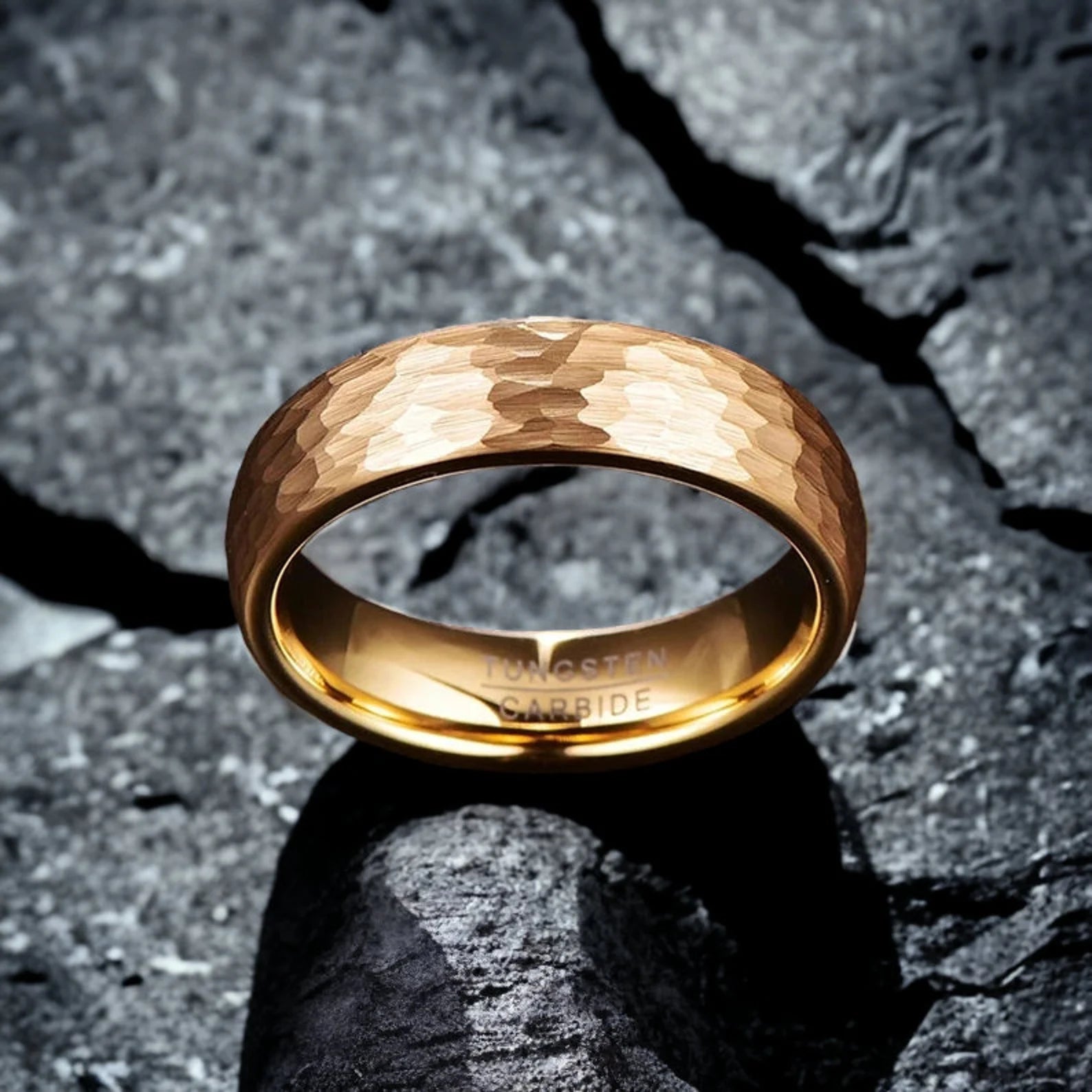 Handgefertigter Ring aus Gelbgold und gehämmertem Wolfram – 18K Gelbgold-Trauring, Herren-Verlobungsring, gehämmerter Ring, goldener Wolframring, Herren-Trauring, 6 mm