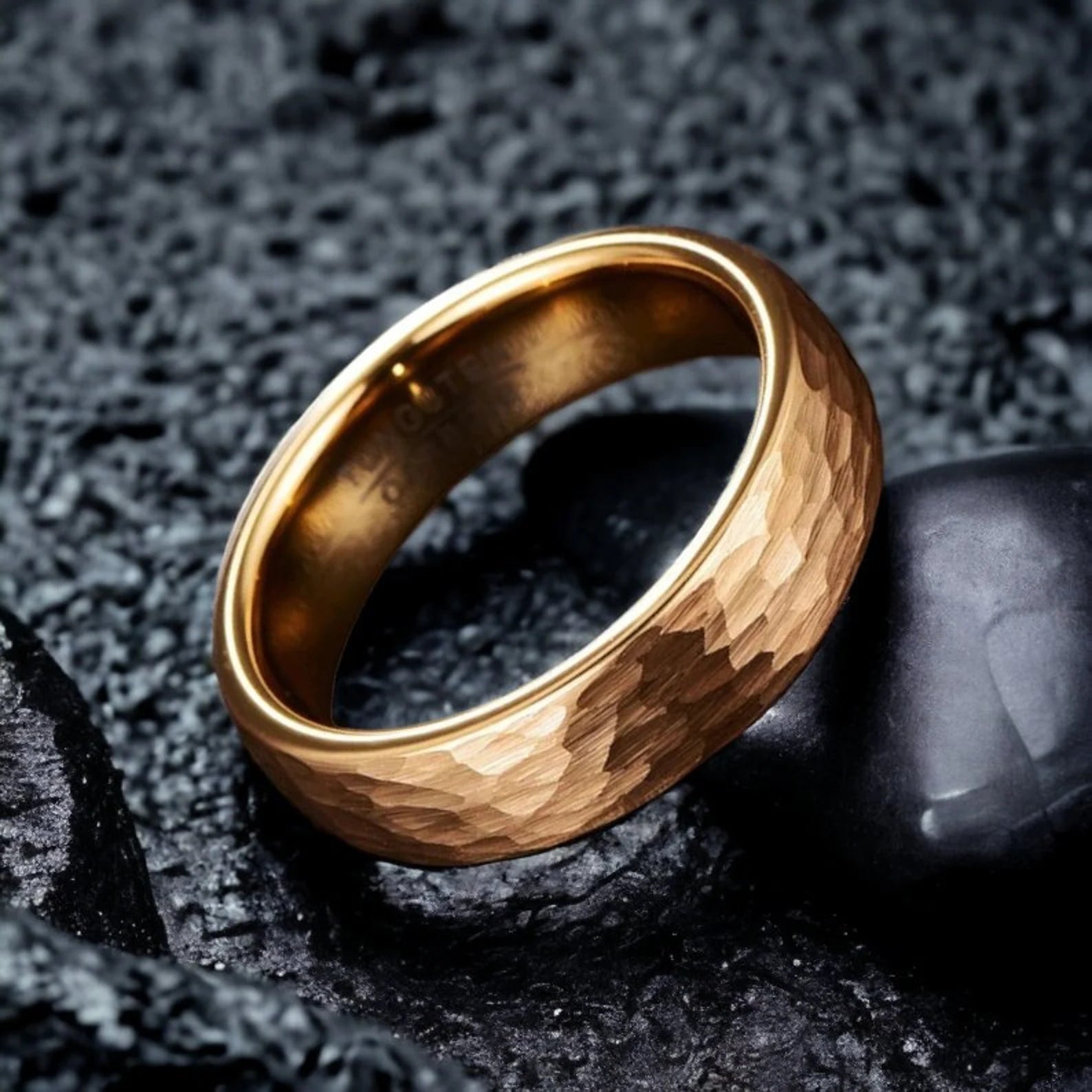 Handgefertigter Ring aus Gelbgold und gehämmertem Wolfram – 18K Gelbgold-Trauring, Herren-Verlobungsring, gehämmerter Ring, goldener Wolframring, Herren-Trauring, 6 mm