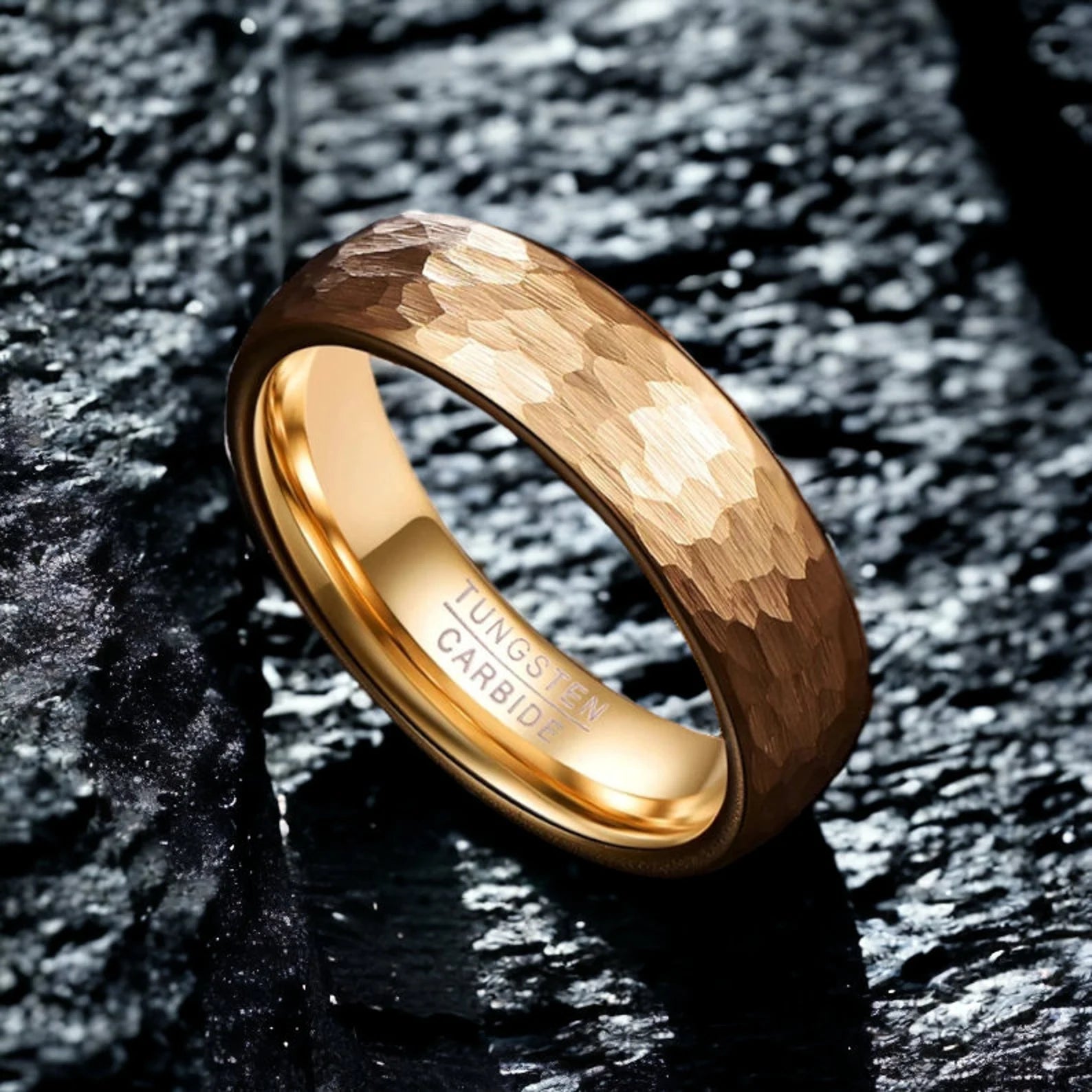 Handgefertigter Ring aus Gelbgold und gehämmertem Wolfram – 18K Gelbgold-Trauring, Herren-Verlobungsring, gehämmerter Ring, goldener Wolframring, Herren-Trauring, 6 mm