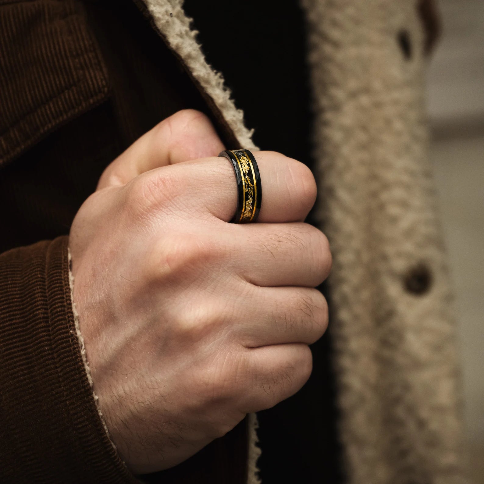 Meteoriten-Hammerschlag-Goldblatt-Ring, Herren-Ehering, schwarzer Hammerschlag-Trauring, Wolfram-Ring, goldener Ring, gehämmerter und gebürsteter Ring, 8 mm