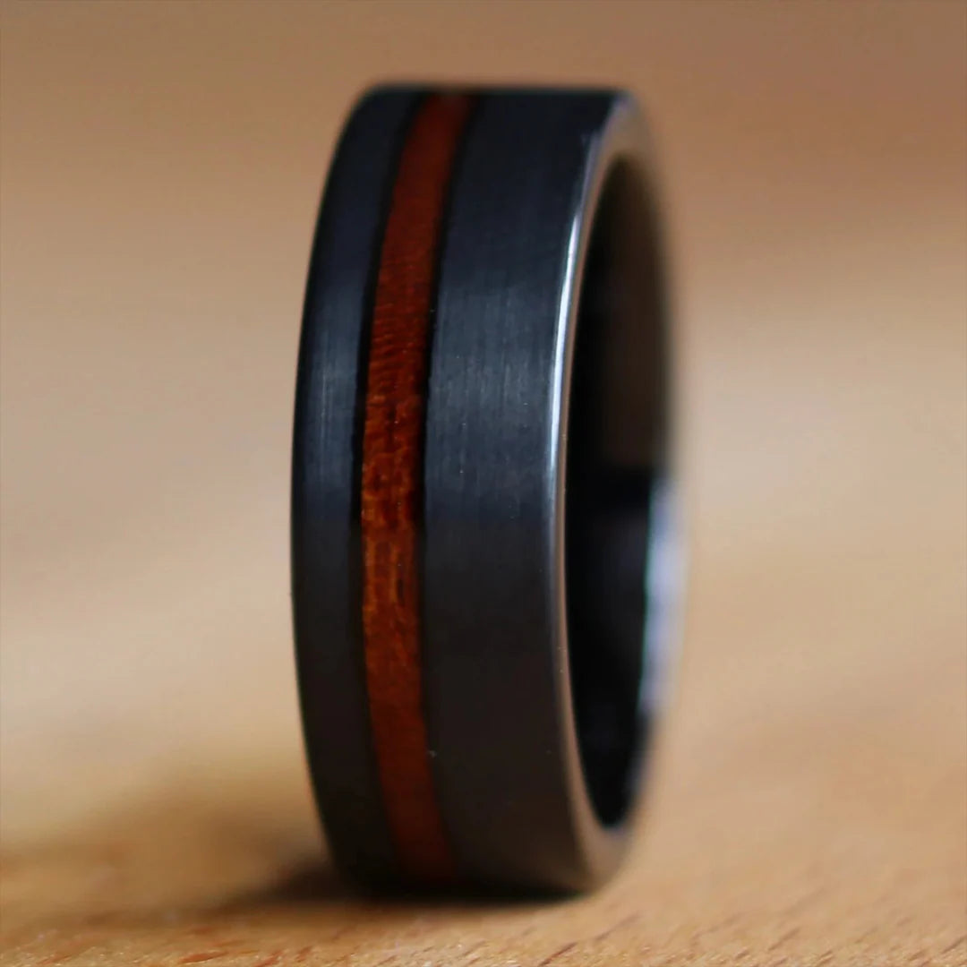 Schwarzer Wolframcarbid Ring mit Holzeinlage 8mm