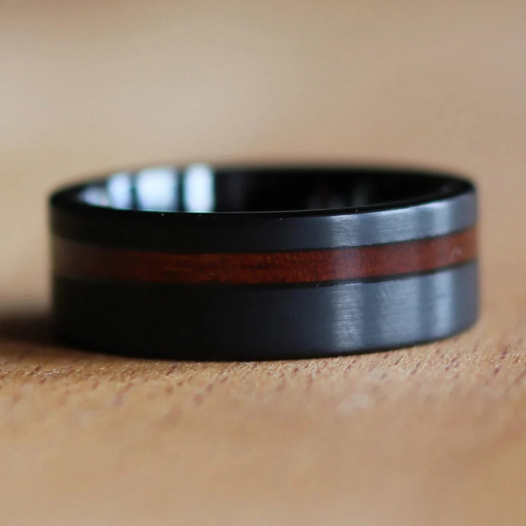 Schwarzer Wolframcarbid Ring mit Holzeinlage 8mm