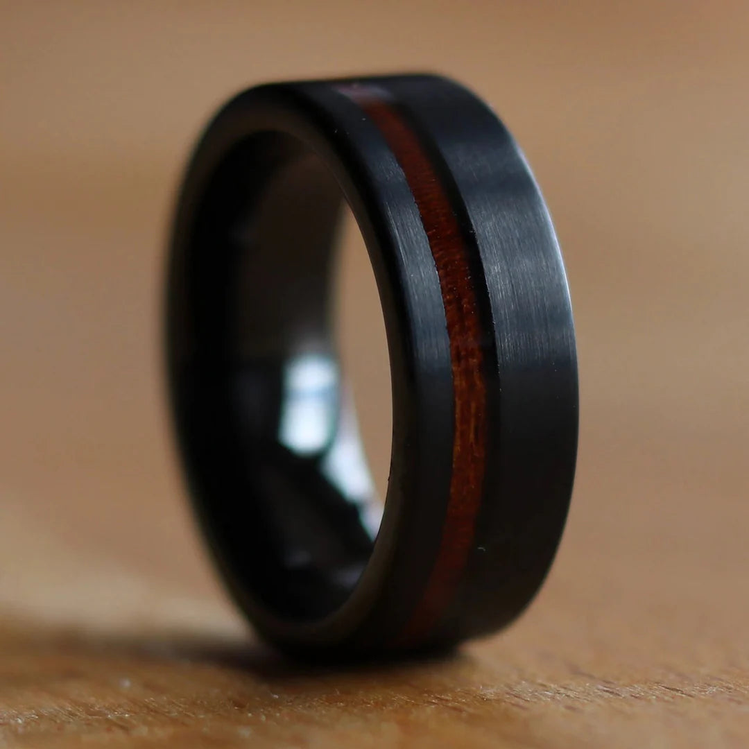 Schwarzer Wolframcarbid Ring mit Holzeinlage 8mm
